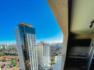 een uitzicht op de skyline van de stad vanuit een gebouw bij #2005# STUDIO BROOKFIELD TOWERS COM CHURRASQUEIRA in Goiânia
