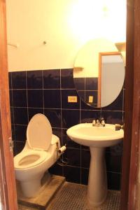 a bathroom with a toilet and a sink at Apartamento cozy casco in Panama City