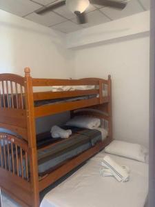 a bunk bed in a room with two white towels at Apartamento cozy casco in Panama City