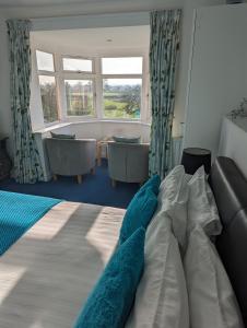 een slaapkamer met een bed en een woonkamer bij The Moorhead Bed & Breakfast in Wem