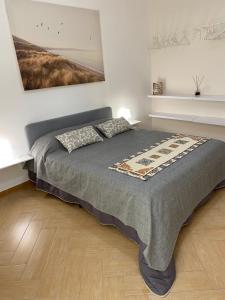 Schlafzimmer mit einem Bett mit Wandgemälde in der Unterkunft Casa Marconi duplex avec terrasse in Aragona