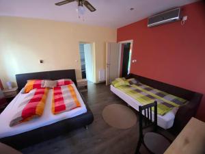 Posteľ alebo postele v izbe v ubytovaní Borostyán Apartmanház