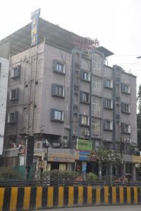 ein Gebäude mit einem Schild an der Seite in der Unterkunft Prashant Hotel Indore in Indore