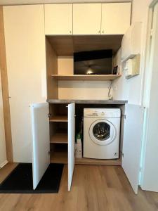 cocina pequeña con lavadora en Appartement cosy rénové 4 personnes en centre ville Wifi inclus, en Quiberon
