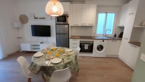 a kitchen and dining room with a table and chairs at Acogedor apt en casco historico in Marbella