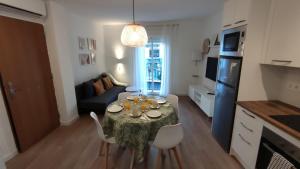 a kitchen and living room with a table and chairs at Acogedor apt en casco historico in Marbella +11 photos