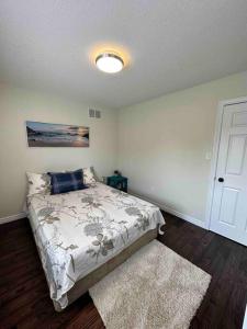 um quarto com uma cama num quarto com um tapete em Cozy Homestay Waterloo Airport II em Kitchener