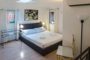 ローマにあるMy Cosy Homeのベッドルーム1室(ベッド1台、タオル2枚付)