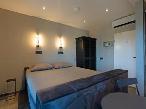 Postel nebo postele na pokoji v ubytování Luxe kamer met stoomsauna bij B&B Gezond aan Zee - Toegang bad en buiten Wellness tegen meerprijs