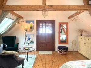 a room with a door and a chair and a table at Kleine Kunstremise mit Holzofen Burg Freienfels in Weinbach