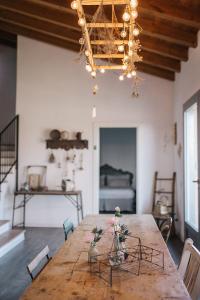 Una habitación con una mesa de madera con flores. en B&B Giarola 25.2 en Cittanova