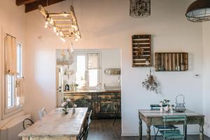 a dining room with a table and a kitchen at B&B Giarola 25.2 in Cittanova