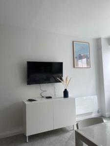 TV a/nebo společenská místnost v ubytování Gîte de La baleine