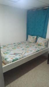 Bett mit Laptop auf einem Zimmer in der Unterkunft hotel casa del conductor doña silvia in Cartagena de Indias