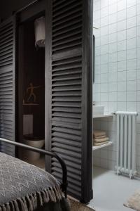 - une chambre avec un lit et une salle de bains avec des toilettes dans l'établissement Chambre avec salle de bain et accès indépendant, à Nantes