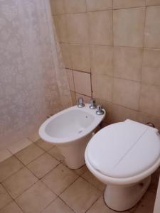 a bathroom with a toilet and a sink at SOL Y LAGO in Villa Carlos Paz