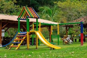 un parque infantil con un tobogán y un tobogán en Eco Hotel La Italia, en Venecia