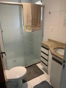 een badkamer met een douche, een toilet en een wastafel bij Apt no Melhor local em Lauro de Freitas in Lauro de Freitas