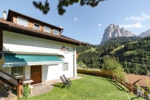 a guest house with a view of the mountains at Kedul Lodge in Santa Cristina in Val Gardena