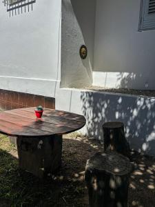 un tavolo con una pianta in vaso seduta sopra di esso di El Ocaso Villa Giardino a Villa Giardino