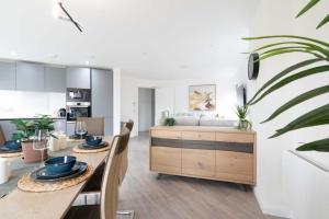 een keuken en eetkamer met een tafel en stoelen bij Stunning 2 Bedroom Apartment - 5 mins walk to center in Belfast