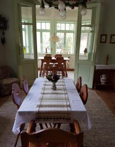 uma sala de jantar com uma mesa com cadeiras e uma sala de jantar em Villa Waldheimat em Unter Adlitzgraben