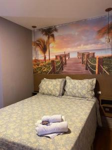 瓜拉帕里的住宿－黑山旅館及Spa，一间卧室配有一张带码头画的床铺