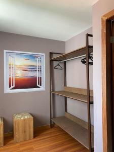 Cette chambre dispose de lits superposés et d'une fenêtre. dans l'établissement Serra Negra Pousada Spa, à Guarapari