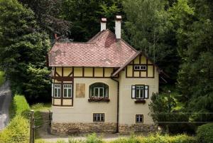 una pequeña casa con techo rojo en Villa Waldheimat, en Unter Adlitzgraben