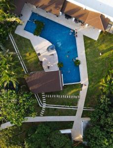 een uitzicht over een zwembad in een tuin bij Hotel Vista Lago 