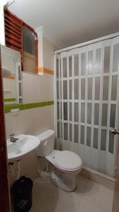y baño con aseo y lavamanos. en Apartamento amoblado a excelente precio, en Bogotá