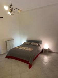 een slaapkamer met een bed in een witte kamer bij Casa Marconi 3, centrale, parking gratuit en rue. in Aragona