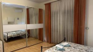 una camera con specchio, letto e sidx sidx. di CASA GEMELLI GEMELLI a Roma
