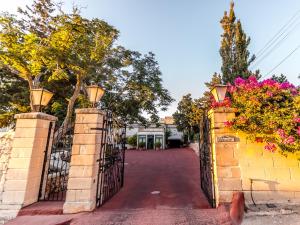 Un cancello per una casa con dei fiori sopra di Villa Selmunett a Naxxar