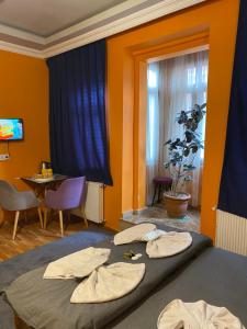 TV a/nebo společenská místnost v ubytování Taksim Pandora hotel