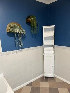 uma casa de banho com um WC e uma parede azul em Stylish & Centrally Located em Chester-le-Street