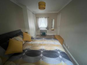 um quarto com uma cama grande e uma janela em Stylish & Centrally Located em Chester-le-Street