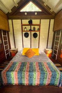 1 dormitorio con 1 cama en una habitación con ventana en La Aldea Ruitoque, en Floridablanca