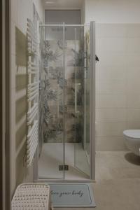 een douche met een glazen deur in de badkamer bij Casadoria34 - Appartamento da 70 mq in Mola di Bari