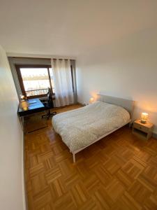 - une chambre avec un lit, un bureau et une fenêtre dans l'établissement Appartement jusqu'à 6 couchages, au Mans