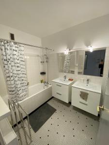 a bathroom with two sinks and a tub and a shower at Le 5ème Ciel - Appartement jusqu'à 6 pers in Le Mans +19 photos