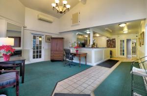 a large living room with a table and chairs at Yankee Clipper Inn in North Conway