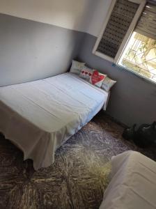 1 Schlafzimmer mit 2 Betten und einem Fenster in der Unterkunft Dakini Hostel in Partido Lomas de Zamora