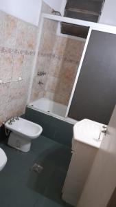 e bagno con servizi igienici, lavandino e doccia. di Dakini Hostel a Lomas de Zamora