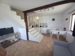 Ruang duduk di Gîte les petites bruyères