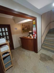 een kantoor met een bureau en een trap in een gebouw bij Casa 42 in Monção