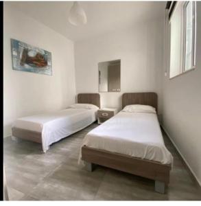 1 dormitorio con 2 camas y espejo en St Julians New 3 Bedroom Luxury Apartment en San Julián