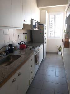 A kitchen or kitchenette at Hermoso departamento en piso 19