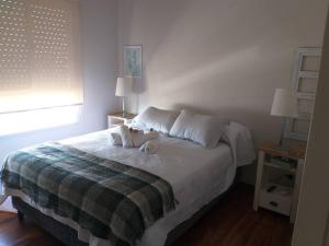 Un dormitorio con una cama con dos perros. en Hermoso departamento en piso 19 en Buenos Aires