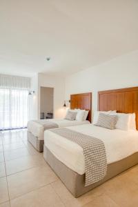 Säng eller sängar i ett rum på Hotel Vista Lago